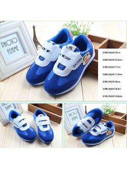 รองเท้าผ้าใบสีน้ำเงิน