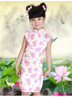 ชุดกี่เพ้าสีขาว ลายดอกสีไม้ชมพูคอป้าย