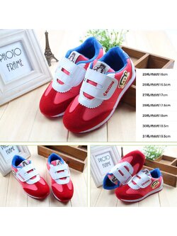 รองเท้าผ้าใบสีแดง