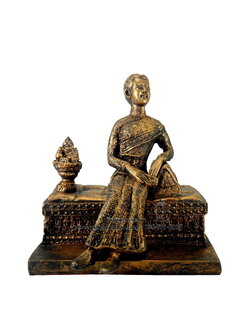 สมเด็จพระนางเจ้าสุนันทากุมารีรัตน์ พระบรมราชเทวี ( พระนางเรือล่ม ) นั่งพระแท่น เนื้อเรซิ่น สีนาครมดำ ขนาด 5 นิ้ว กว้าง 8 นิ้ว สูง 9.5 นิ้ว