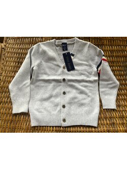 ชุดกันหนาวเด็ก : เสื้อกันหนาว ไหมพรม สีเทา แขนลายแดง ขาว น้ำเงิน