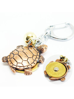 5 เยนเต่ากุญแจ ตัวเต่าเป็นโลหะสีทองแดง หมายถึง สุขภาพแข็งแรง อายุยืน ผลิกดูด้านหลังจะมีเหรียญ 5 เยนของจริงด้วย ซึ่งนำโชคเรื่องการเงิน เหรียญ5เยนเป็นเหรียญนำโชค นิยมใช้ทำบุญกัน