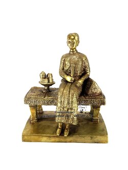 สมเด็จพระนางเจ้าสุนันทากุมารีรัตน์ พระบรมราชเทวี ( พระนางเรือล่ม ) นั่งพระแท่นฐานยก เนื้อโลหะ กว้าง 8 นิ้ว สูง 9.5 นิ้ว