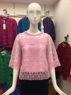 เสื้อลูกไม้ดอกลอยสวิส สีหวาน ม่วง โอรส ฟ้า เขียวอ่อน และชมพู ราคา 1800 บาท