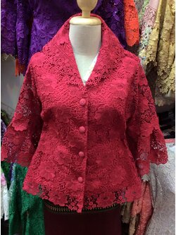 เสื้อลูกไม้คอปก สีแดง