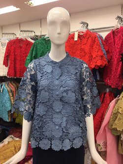 เสื้อลูกไม้กระดุมหน้า เนื้อเงา สีฟ้า