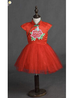 ชุดกี่เพ้าแขนสั้น สีแดง ลายโบตั๋นใหญ่