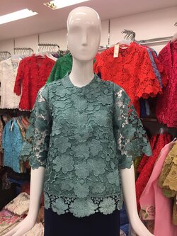 เสื้อลูกไม้กระดุมหน้า สีเขียว ลูกไม้เนื้อเงา