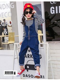 ชุดเอี้ยมยีนส์สีเข้ม+เสื้อแขนยาวลายริ้วสีดำ