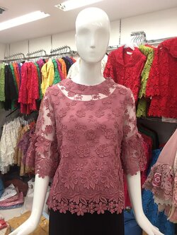 เสื้อลูกไม้พิ้งบูติค เสื้อลูกไม้ดอกหลอยสวิส