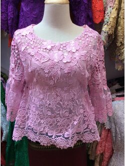 เสื้อลูกไม้สีชมพ ปักเพชร