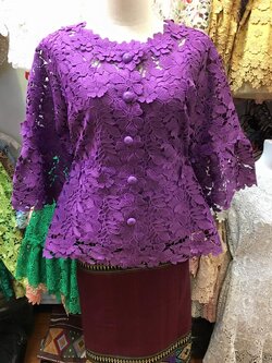 เสื้อลูกไม้สีม่วง กระดุมหน้า ลูกไม้สวย