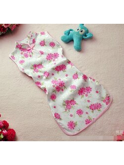 ชุดกี่เพ้าสีขาว ลายดอกไม้ คอกระดุม