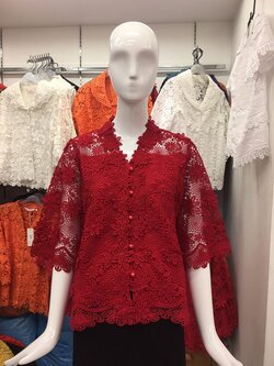 เสื้อลูกไม้สีสด กระดุมหน้า คอวี ซับในติดตัวเสื้อ