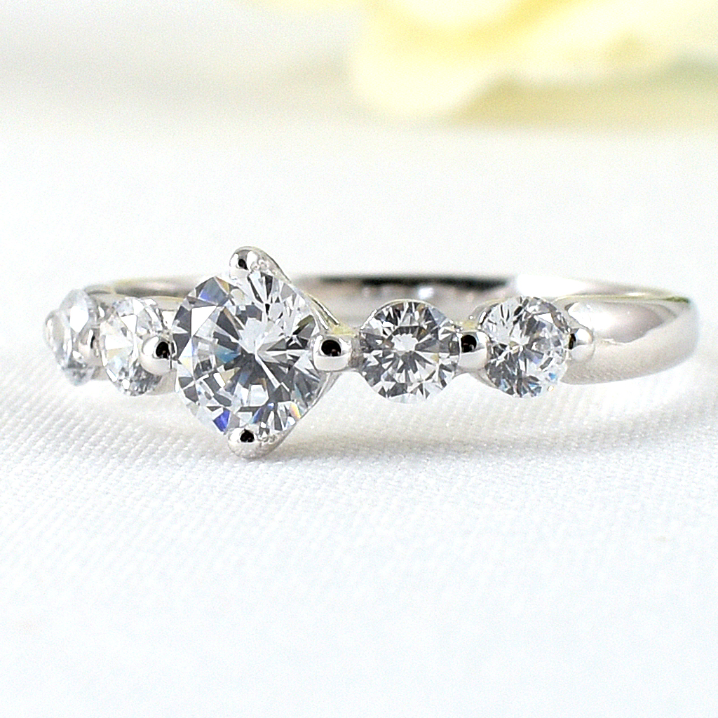 แหวนเงินแท้ราคาถูกชุบทองคำขาว เพชรCZเม็ดกลาง 0.50 กะรัต เพชรCZเม็ดข้าง 0.36 กะรัต งานประณีตสวยงาม สั่งผลิตค่ะ