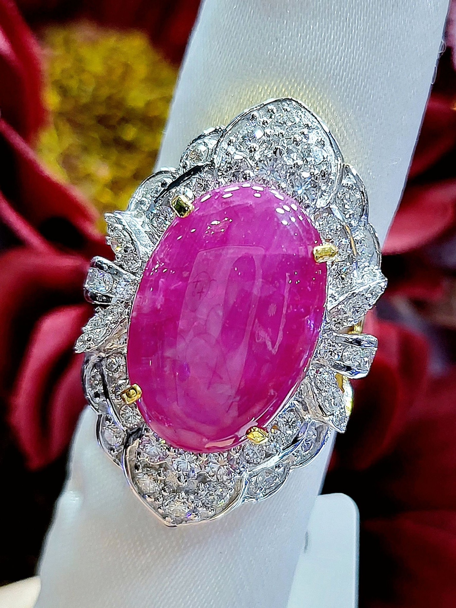 พร้อมส่งและสั่งผลิตแหวนเพชรแท้ทับทิมพม่าหลังเบี้ยสีสวยเนียนเม็ดใหญ่โดดเด่น ล้อมเพชรเบลเยี่ยมคัทขาววิ้งไฟดีระยิบระยับ แหวนแต่งงาน แหวนหมั้น ใส่เที่ยว ออกงาน แหวนทองคำ 18K เพชรแท้ 1.34 กะรัต 50 เม็ด ราคาถูกมาก ส่งฟรี