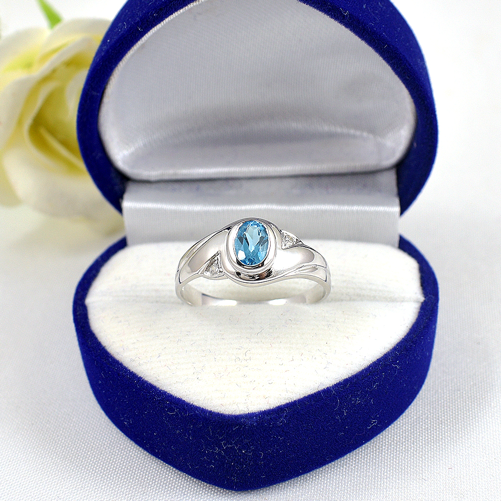 แหวนเงินแท้ราคาถูกชุบทองคำขาว สวิสบลูโทปาซแท้ 0.65 กะรัต เพชรCZ 0.014 กะรัต งานประณีตสวยงาม สั่งผลิตค่ะ