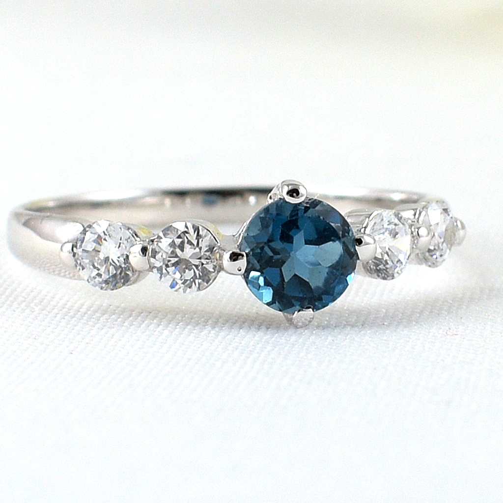 แหวนเงินแท้ราคาถูกชุบทองคำขาว ลอนดอนบลูโทปาซแท้ 0.65 กะรัต เพชรCZ 0.36 กะรัต งานประณีตสวยงาม สั่งผลิตค่ะ