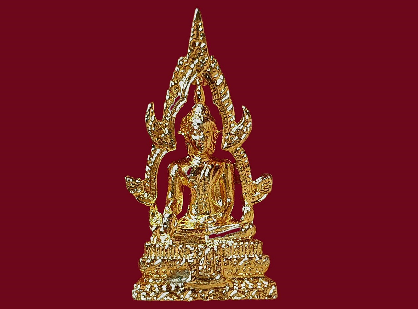 รูปเหมือนหล่อ สมเด็จ องค์ปฐม วัดโขงขาว จ.เชียงใหม่ หลวงพ่อฤาษีลิงดำ วัดท่าซุง ปี 2521 เนื้อตะกั่วชุบทอง สร้างจำนวน 3,000 องค์ ขนาด 2 x 3.7 cm.