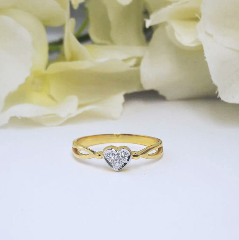 สั่งผลิตเพชรเบลเยี่ยมคัท แหวนแต่งงาน แหวนหมั้น ใส่เที่ยว ออกงาน แหวนทองคำ 18K เพชรแท้ 0.06 กะรัต 2.11 กรัม น้ำ 99 ราคาถูกมาก มีใบรับประกันค่ะ