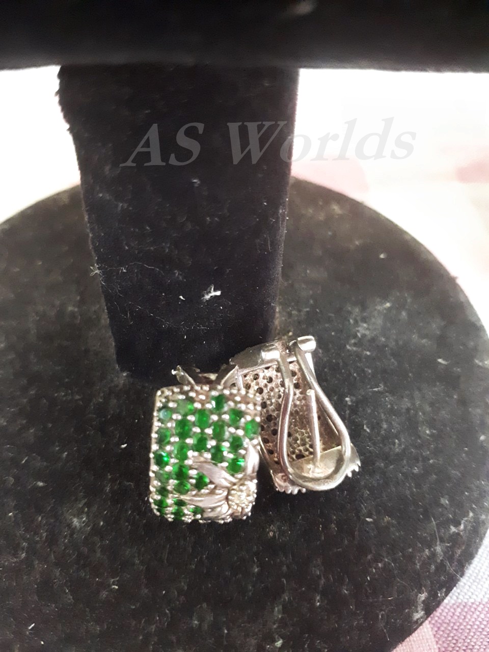 SIVA ต่างหูเงินฝั่งพลอยมรกตแต่งดอกเงิน ตัวเรือนสีเงินมรกตสีเขียว