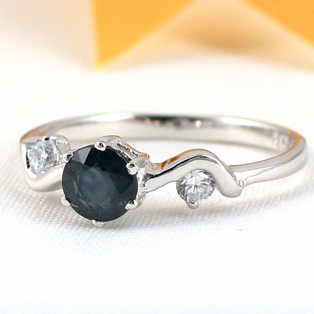 แหวนเงินแท้ราคาถูกชุบทองคำขาว ไพลินแท้ 0.67 กะรัต เพชรCZ 0.12 กะรัต งานประณีตสวยงาม สั่งผลิตค่ะ