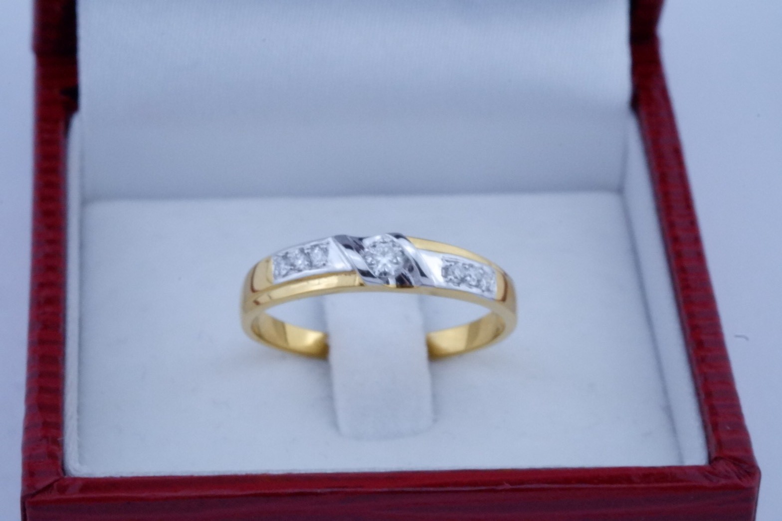 สั่งผลิตเพชรเบลเยี่ยมคัท แหวนแต่งงาน แหวนหมั้น ใส่เที่ยว ออกงาน แหวนทองคำ 18K เพชรแท้ 0.14 กะรัต 3.02 กรัม น้ำ 99 ราคาถูกมาก มีใบรับประกันค่ะ