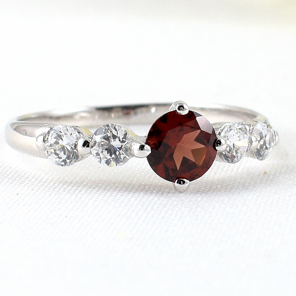 แหวนเงินแท้ราคาถูกชุบทองคำขาว พลอยแท้โกเมน 0.65 กะรัต เพชรCZ 0.36 กะรัต งานประณีตสวยงาม สั่งผลิตค่ะ