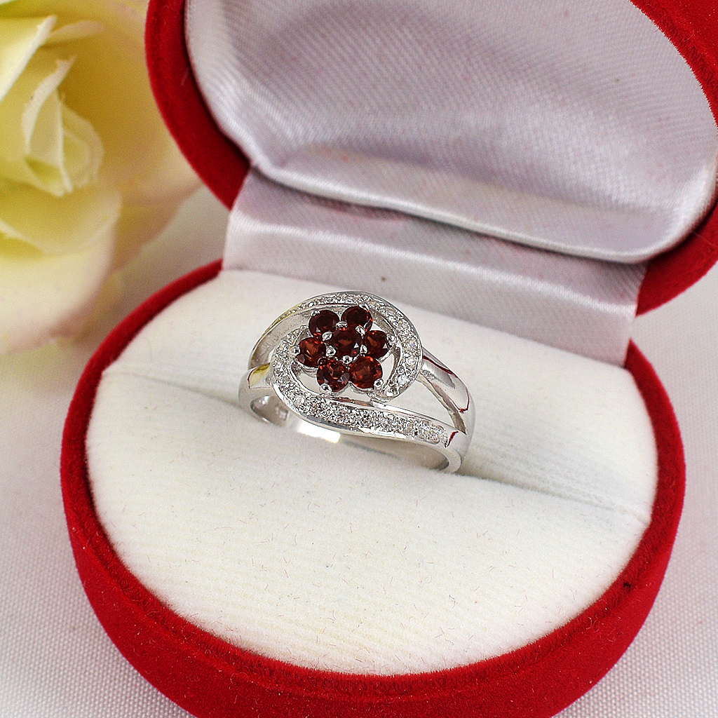 แหวนเงินแท้ราคาถูกชุบทองคำขาว พลอยแท้โกเมน 0.84 กะรัต เพชรCZ 0.24 กะรัต งานประณีตสวยงาม สั่งผลิตค่ะ