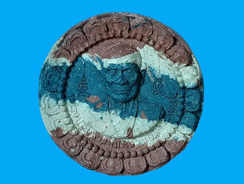 หลวงปู่ขุ้ย หลัง หลวงพ่อทบ วัดบ้านกกจั่น เพชรบูรณ์ เนื้อผงสีลายธงชาติ รุ่นสร้างอุโบสถ