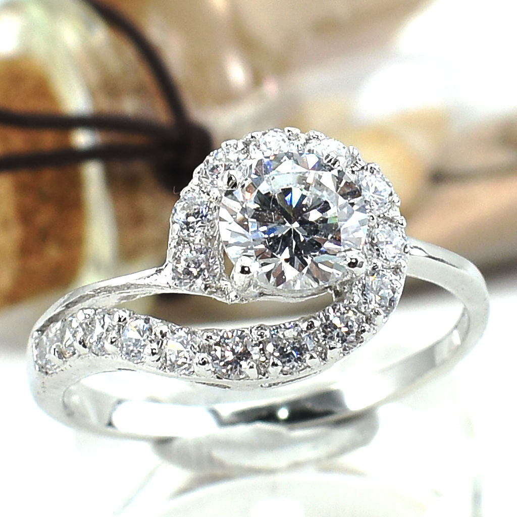 แหวนเงินแท้ราคาถูกชุบทองคำขาว เพชรCZเม็ดกลาง 0.80 กะรัต เพชรCZเม็ดข้าง 0.48 กะรัต งานประณีตสวยงาม สั่งผลิตค่ะ