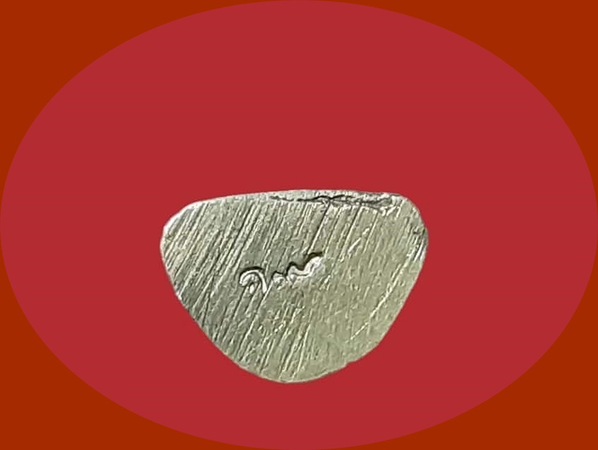 รูปเหมือนหล่อ หลวงพ่อเคลือบ วัดหนองกระดี่ อุทัยธานี หล่อตัน เนื้อทองผสม ฐานตอก ๑๙