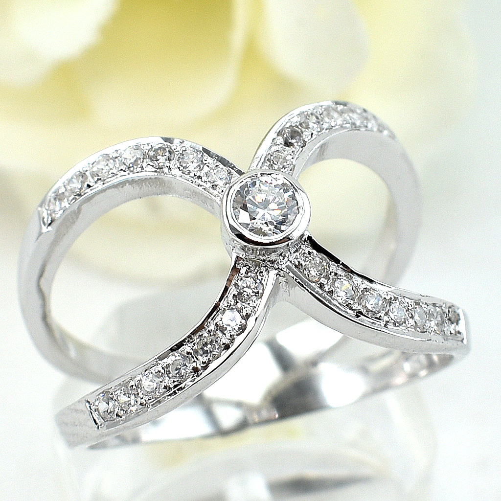 แหวนเงินแท้ราคาถูกชุบทองคำขาว เพชรCZเม็ดกลาง 0.10 กะรัต เพชรCZเม็ดข้าง 0.28 กะรัต งานประณีตสวยงาม สั่งผลิตค่ะ