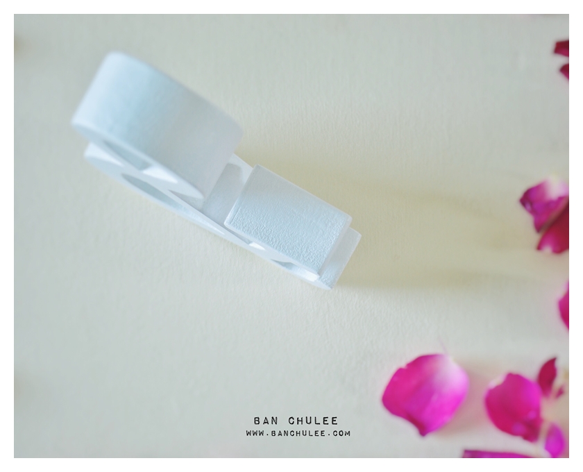 White - สัญลักษณ์ & (Ampersand) ตั้งโต๊ะ งานไม้สัก โทนสีขาว