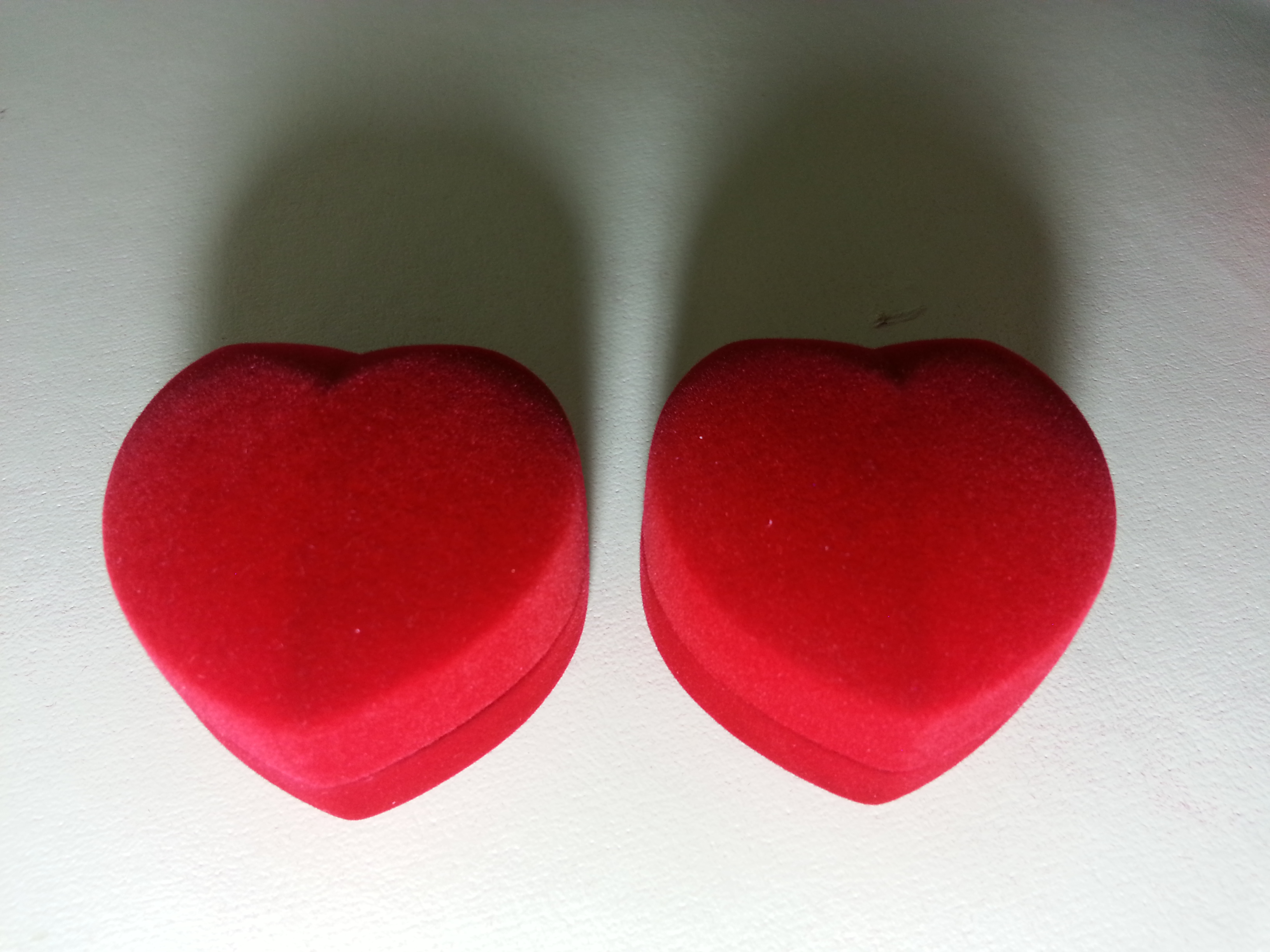 กล่องกำมะหยี่สีแดงรูปหัวใจ (ใส่แหวน)