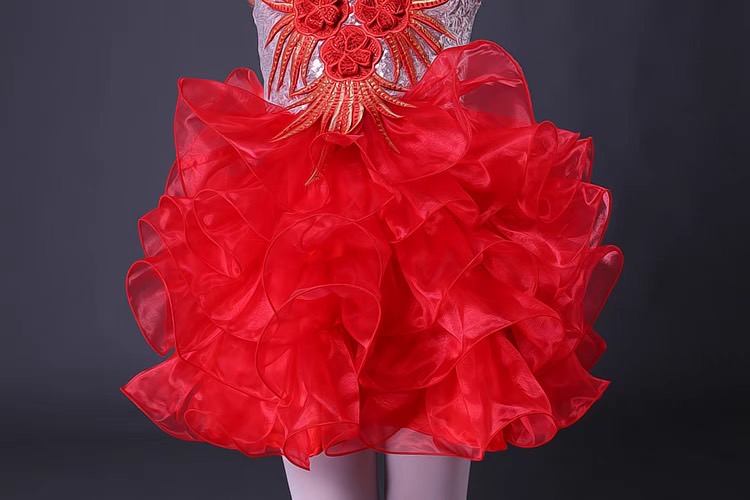 ชุดดรัมเมเยอร์ ชุดหลีด ปักเลื่อมแขนกุดปักดอกไม้แดง กระโปรงระบายชั้นสีแดง