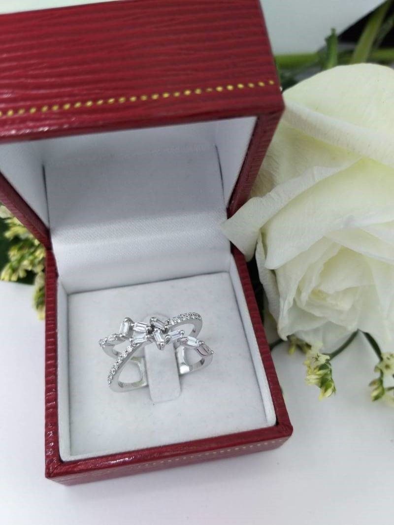 สั่งผลิตเพชรเบลเยี่ยมคัท แหวนแต่งงาน แหวนหมั้น ใส่เที่ยว ออกงาน แหวนทองขาว 18K เพชรแท้ 0.76 กะรัต 4.25 กรัม น้ำ 99 ราคาถูกมาก มีใบรับประกันค่ะ