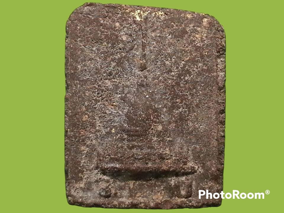 พระพุทธชินราช เนื้อผงไคลเจดีย์ หลวงพ่ออินทร์ วัดโบสถ์ อ.โพธาราม จ.ราชบุรี ปี 2497 หลังเจดีย์