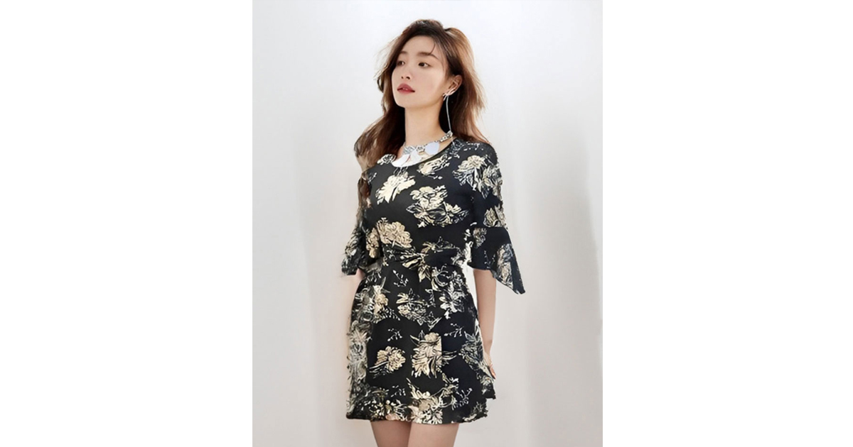 ชุดเดรสแฟชั่นสีดำลายดอกไม้แขนสั้นต่อระบายรหัส 1945