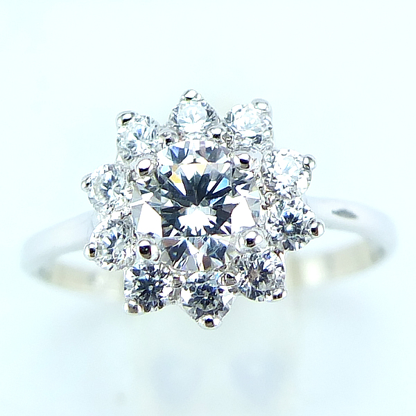 แหวนเงินแท้ราคาถูกชุบทองคำขาว เพชรCZเม็ดกลาง 0.50 กะรัต เพชรCZเม็ดข้าง 0.20 กะรัต งานประณีตสวยงาม สั่งผลิตค่ะ