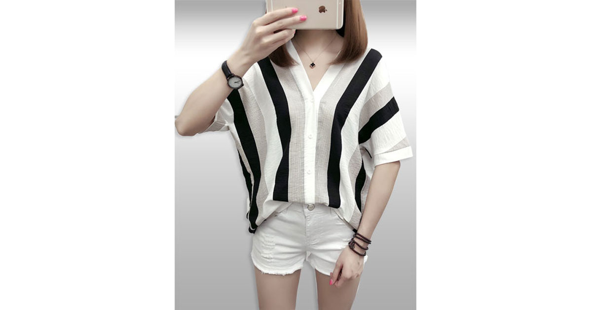 เสื้อแฟชั่นแต่งลายคอวีแบบสวยน่ารักสไตล์เกาหลี มี 2 สี รหัส2300