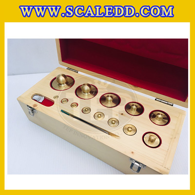 ตุ้มน้ำหนักทองเหลืองชุด 2kg Class M1 ชุดตุ้มน้ำหนักทองเหลือง 2kg พร้อมที่คีบ บรรจุในกล่องไม้ (ใบเซอร์ ISO17025 เพิ่มเงิน 5,500 บาท)