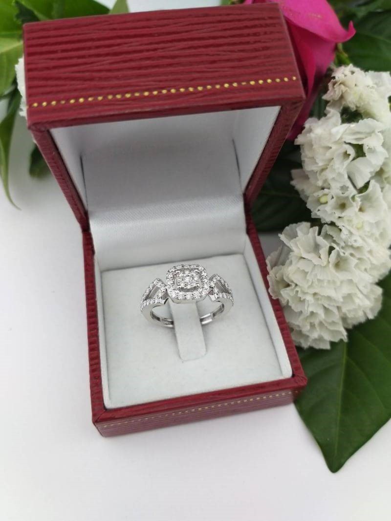 สั่งผลิตเพชรเบลเยี่ยมคัท แหวนแต่งงาน แหวนหมั้น ใส่เที่ยว ออกงาน แหวนทองขาว 18K เพชรแท้ 0.61 กะรัต 3.92 กรัม น้ำ 99 ราคาถูกมาก มีใบรับประกันค่ะ