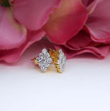 สั่งผลิตต่างหูทองเพชรเบลเยี่ยมคัท ใส่ทุกวัน ใส่เที่ยว ออกงาน เพชรแท้ ทอง18K 86 ตัง 4.15 กรัม น้ำ 98 ราคาถูกมาก มีใบรับประกันค่ะ