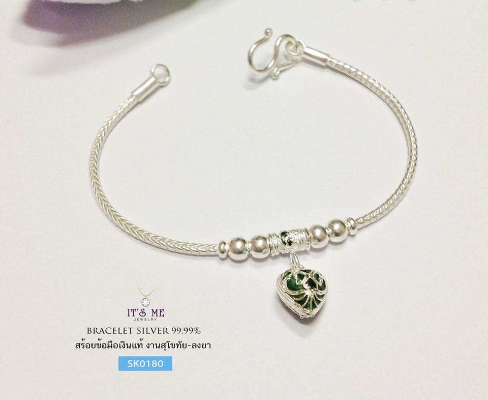 สร้อยข้อมือเงินแท้99.9% งานสุโขทัย สร้อยร้อยหัวใจสีเขียว เส้นไม่ใหญ่มากค่ะ เล็กๆ น่ารักๆ งานจริงน่ารักค่ะ ใส่เล่นหรือใส่กับชุดไทยก็ดูสวยค่ะ (ขนาดประมาณทอง 2 สลึงตัน)