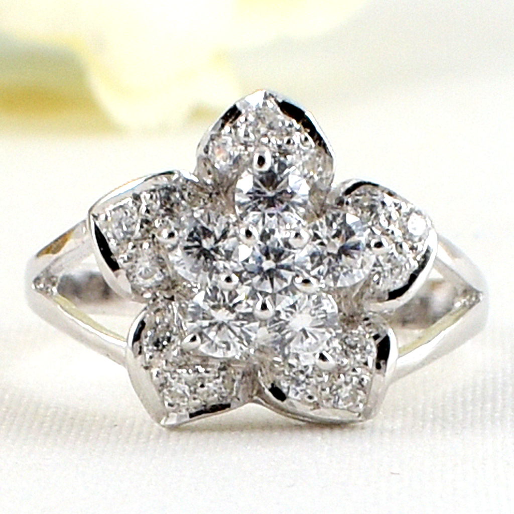 แหวนเงินแท้ราคาถูกชุบทองคำขาว เพชรCZเม็ดกลาง 0.36 กะรัต เพชรCZเม็ดข้าง 0.225 กะรัต งานประณีตสวยงาม สั่งผลิตค่ะ