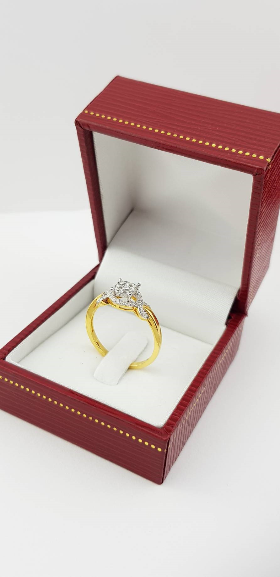 สั่งผลิตเพชรเบลเยี่ยมคัท แหวนแต่งงาน แหวนหมั้น ใส่เที่ยว ออกงาน แหวนทองคำ 18K เพชรแท้ 0.29 กะรัต 2.86 กรัม น้ำ 99 ราคาถูกมาก มีใบรับประกันค่ะ