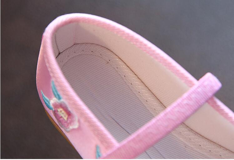 F รองเท้าจีนลายดอกไม้ใหญ่