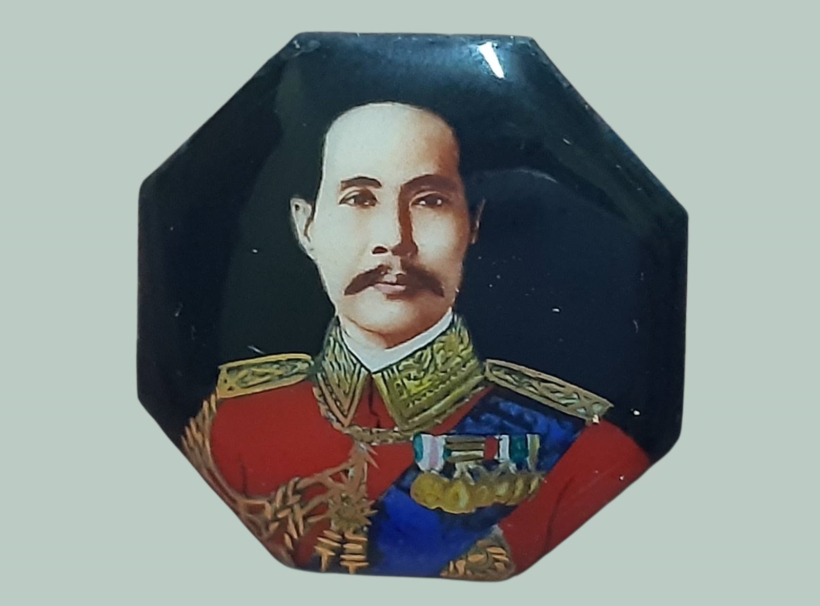 ล็อกเก็ต รัชกาลที่ 5 ขนาด 2.3 x 2.3 cm. สพาพสวยมาก ไม่มีกระเทาะ ชำรุด