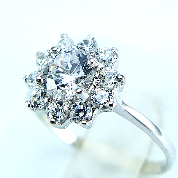 แหวนเงินแท้ราคาถูกชุบทองคำขาว เพชรCZเม็ดกลาง 0.50 กะรัต เพชรCZเม็ดข้าง 0.20 กะรัต งานประณีตสวยงาม สั่งผลิตค่ะ